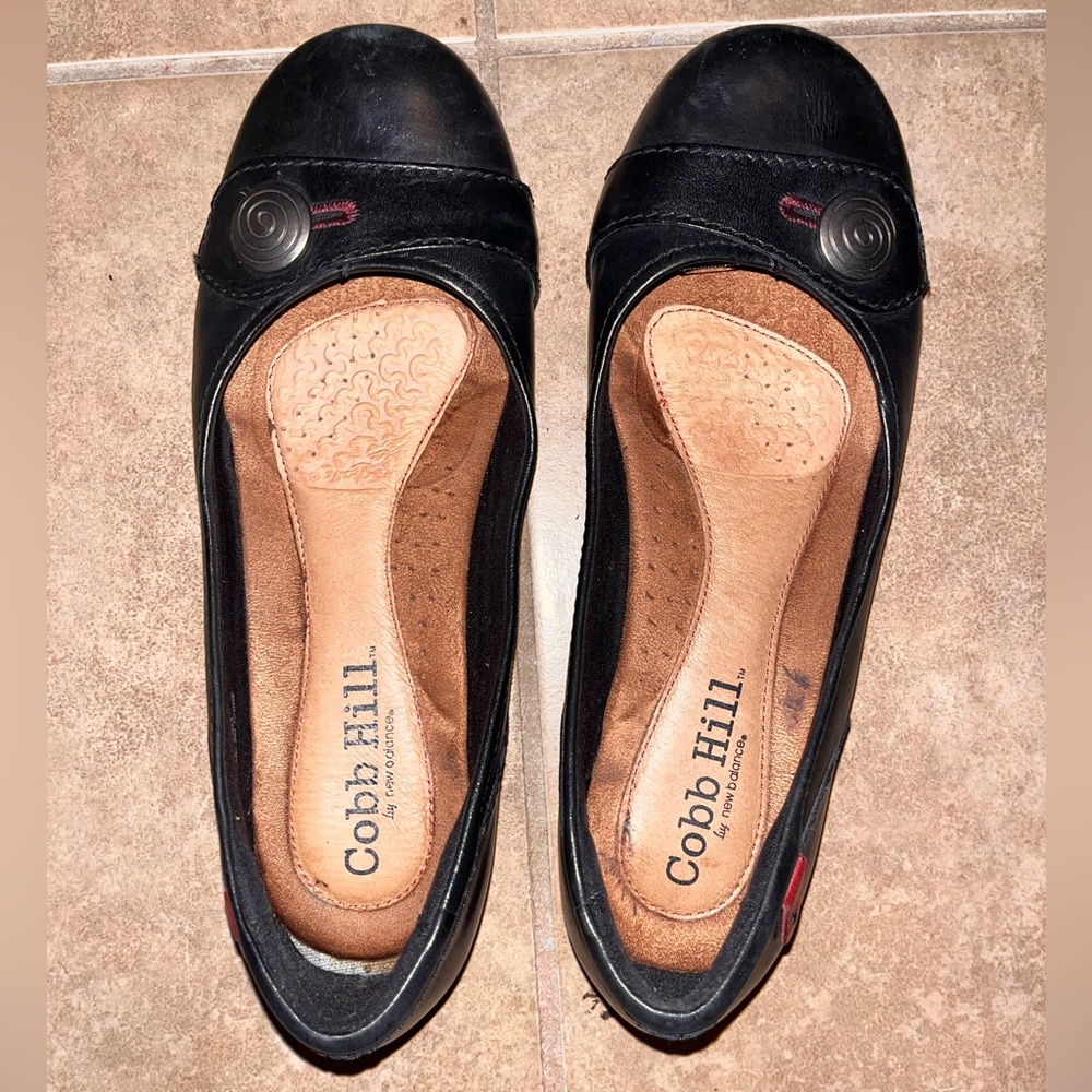 Cobb Hill black leather flats with red and metal details, size 7.5W CAH13BK